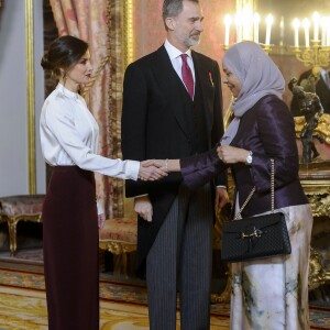 Le roi Felipe VI d'Espagne et la reine Letizia (jupe et haut Hugo Boss) lors de la réception des ambassadeurs au palais royal à Madrid le 22 janvier 2019.