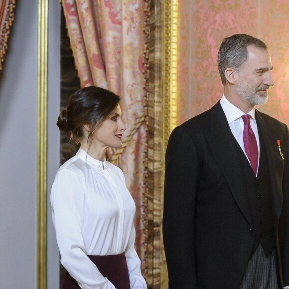 Le roi Felipe VI d'Espagne et la reine Letizia (jupe et haut Hugo Boss) lors de la réception des ambassadeurs au palais royal à Madrid le 22 janvier 2019.