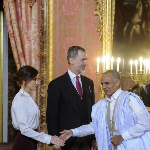 Le roi Felipe VI d'Espagne et la reine Letizia (jupe et haut Hugo Boss) lors de la réception des ambassadeurs au palais royal à Madrid le 22 janvier 2019.
