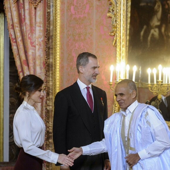 Le roi Felipe VI d'Espagne et la reine Letizia (jupe et haut Hugo Boss) lors de la réception des ambassadeurs au palais royal à Madrid le 22 janvier 2019.