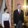 Le roi Felipe VI d'Espagne et la reine Letizia (jupe et haut Hugo Boss) lors de la réception des ambassadeurs au palais royal à Madrid le 22 janvier 2019.
