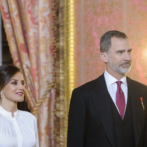 Le roi Felipe VI d'Espagne et la reine Letizia (jupe et haut Hugo Boss) lors de la réception des ambassadeurs au palais royal à Madrid le 22 janvier 2019.
