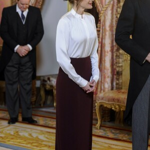Le roi Felipe VI d'Espagne et la reine Letizia (jupe et haut Hugo Boss) lors de la réception des ambassadeurs au palais royal à Madrid le 22 janvier 2019.