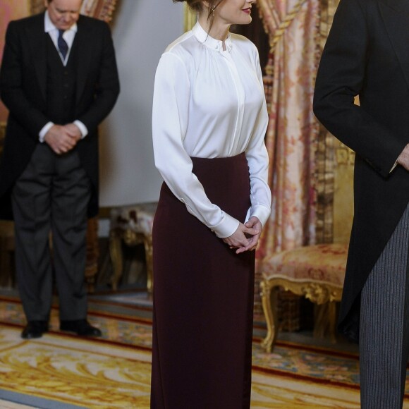 Le roi Felipe VI d'Espagne et la reine Letizia (jupe et haut Hugo Boss) lors de la réception des ambassadeurs au palais royal à Madrid le 22 janvier 2019.