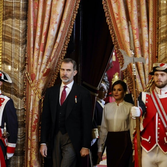 Le roi Felipe VI d'Espagne et la reine Letizia (jupe et haut Hugo Boss) lors de la réception des ambassadeurs au palais royal à Madrid le 22 janvier 2019.