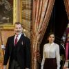 Le roi Felipe VI d'Espagne et la reine Letizia (jupe et haut Hugo Boss) lors de la réception des ambassadeurs au palais royal à Madrid le 22 janvier 2019.