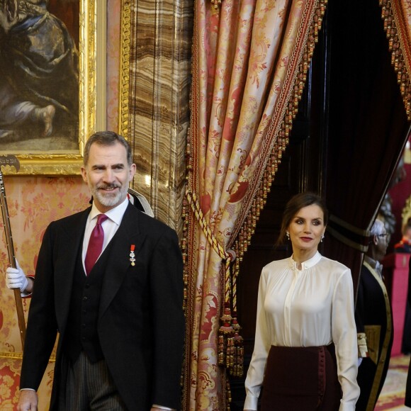 Le roi Felipe VI d'Espagne et la reine Letizia (jupe et haut Hugo Boss) lors de la réception des ambassadeurs au palais royal à Madrid le 22 janvier 2019.