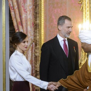 Le roi Felipe VI d'Espagne et la reine Letizia (jupe et haut Hugo Boss) lors de la réception des ambassadeurs au palais royal à Madrid le 22 janvier 2019.