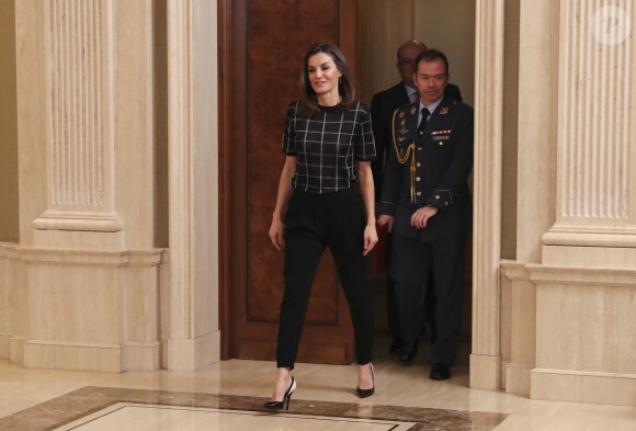 La reine Letizia d'Espagne, habillée en Hugo Boss et chaussée d'escarpins bicolores Magrit, lors d'audiences au palais de la Zarzuela le 24 janvier 2019.