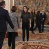 La reine Letizia d'Espagne, habillée en Hugo Boss et chaussée d'escarpins bicolores Magrit, lors d'audiences au palais de la Zarzuela le 24 janvier 2019.