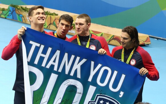 Michael Phelps et ses co-équipiers Nathan Adrian, Ryan Murphy et Cody Miller remportent une médaille d'or lors de l'épreuve de natation relais 4X100 aux Jeux Olympiques (JO) de Rio 2016 à Rio de Janeiro, le 13 août 2016.
