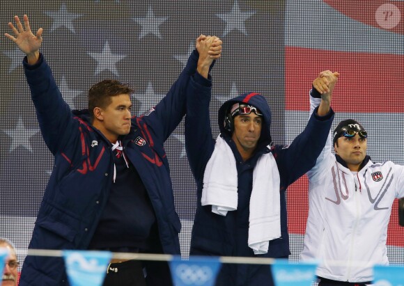 Nathan Adrian, Michael Phelps et Cody Miller réagissent à leur victoire à l'épreuve du relais 4X100 m aux Jeux Olympiques (JO) de Rio 2016 à Rio de Janeiro, le 13 août 2016.