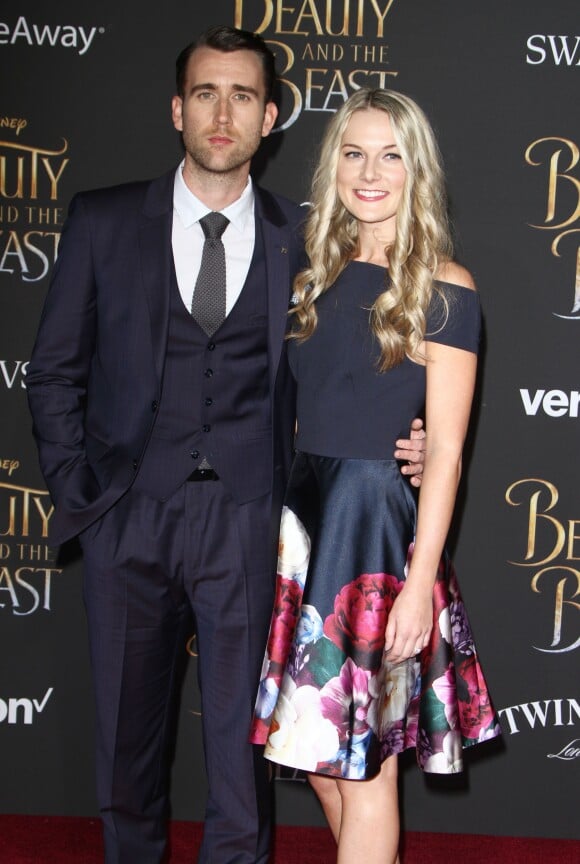 Matthew Lewis et sa compagne Angela Jones à la première de 'Beauty and the Beast' (La Belle et la Bête) au théâtre El Capitan à Hollywood, le 2 mars 2017