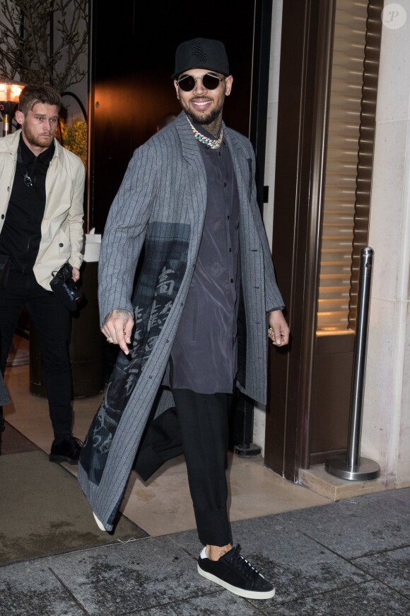 Chris Brown sort de l'hôtel Mandarin Oriental à Paris le 17 janvier 2019.