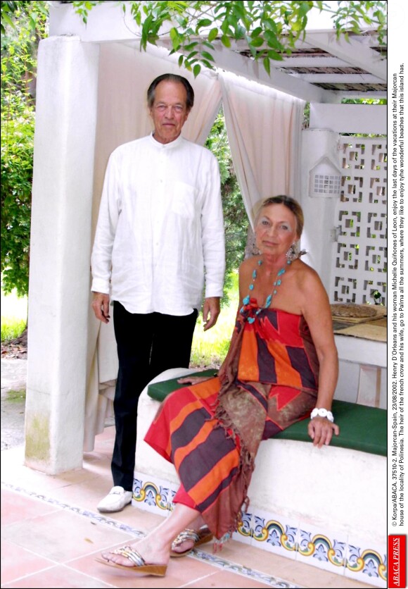 Henri d'Orléans et Micaela Cousino y Quinones de Leon dans leur maiso à Majorque en août 2002