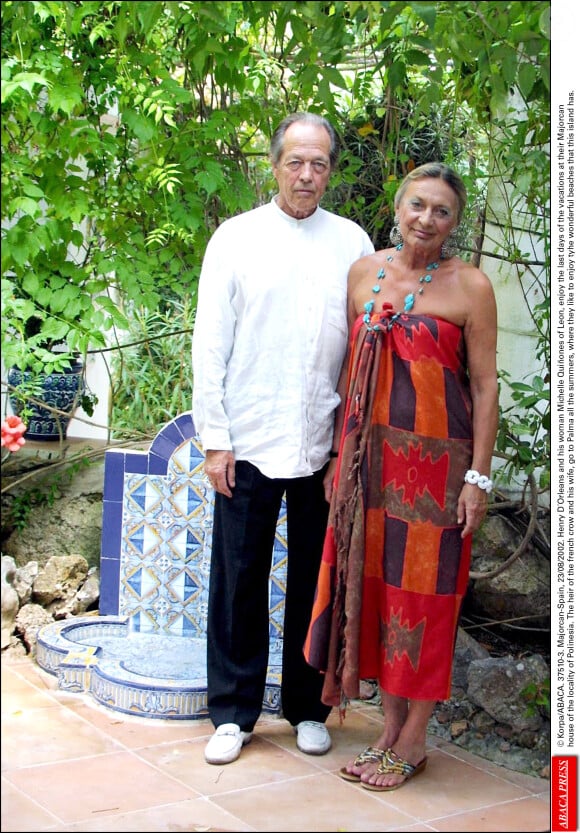 Henri d'Orléans et Micaela Cousino y Quinones de Leon dans leur maiso à Majorque en août 2002