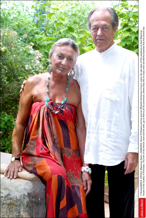 Henri d'Orléans et Micaela Cousino y Quinones de Leon dans leur maiso à Majorque en août 2002