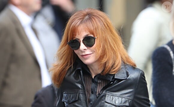 Mylène Farmer lors des obsèques de Jean Rochefort en l'église Saint-Thomas d'Aquin à Paris, le 13 octobre 2017