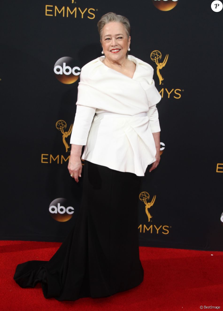 Kathy Bates - 68ème cérémonie des Emmy Awards au Microsoft Theater à ...