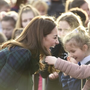 Catherine Kate Middleton (Comtesse de Strathearn en Ecosse) à la rencontre des employés de l'usine Michelin de Dundee, en Ecosse, puis des enfants des écoles le 29 janvier 2019.