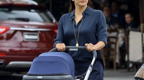 Eva Longoria, sexy en combinaison : Promenade avec son bébé Santiago