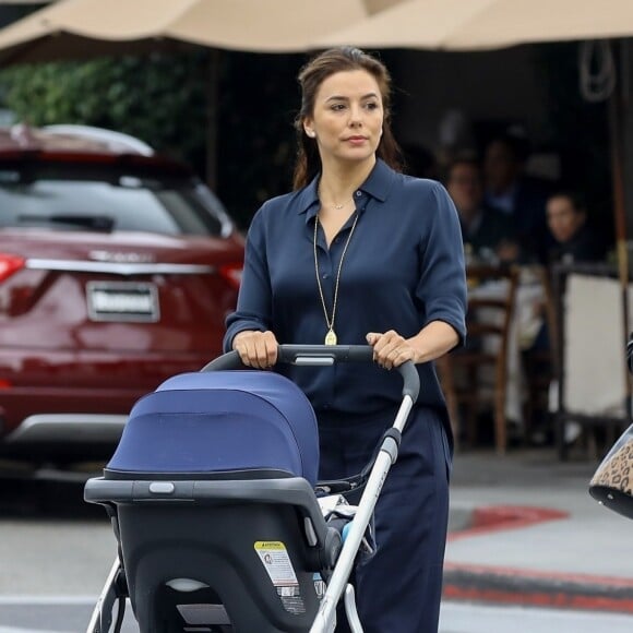 Eva Longoria promène son fils Santiago dans les rues de Los Angeles, le 1er février 2019.