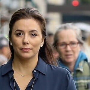 Eva Longoria promène son fils Santiago dans les rues de Los Angeles, le 1er février 2019.