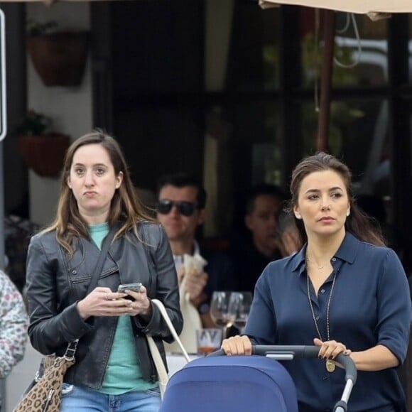 Eva Longoria promène son fils Santiago dans les rues de Los Angeles, le 1er février 2019.