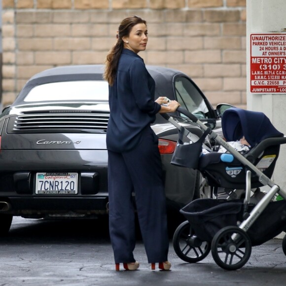 Eva Longoria promène son fils Santiago dans les rues de Los Angeles, le 1er février 2019.