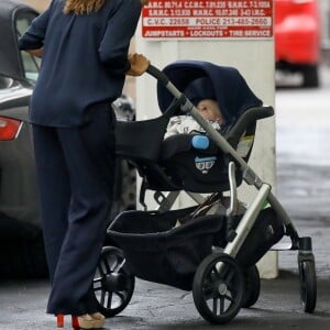 Eva Longoria promène son fils Santiago dans les rues de Los Angeles, le 1er février 2019.