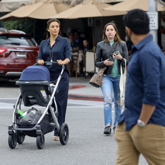 Eva Longoria promène son fils Santiago dans les rues de Los Angeles, le 1er février 2019.