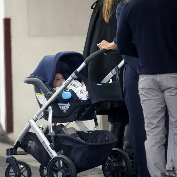 Eva Longoria promène son fils Santiago dans les rues de Los Angeles, le 1er février 2019.