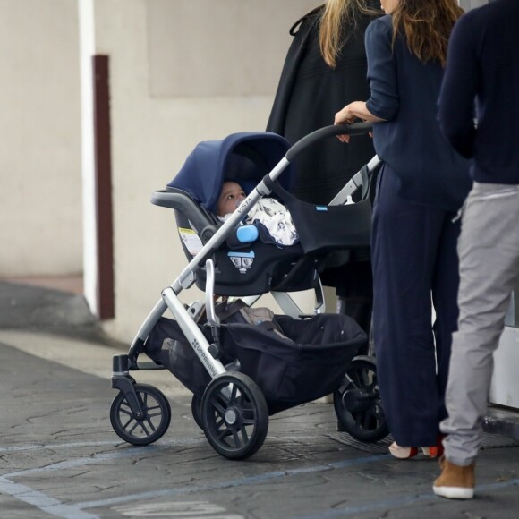 Eva Longoria promène son fils Santiago dans les rues de Los Angeles, le 1er février 2019.