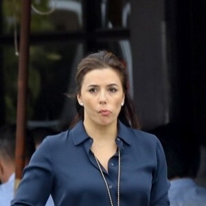 Eva Longoria promène son fils Santiago dans les rues de Los Angeles, le 1er février 2019.