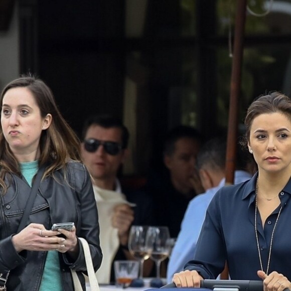Eva Longoria promène son fils Santiago dans les rues de Los Angeles, le 1er février 2019.