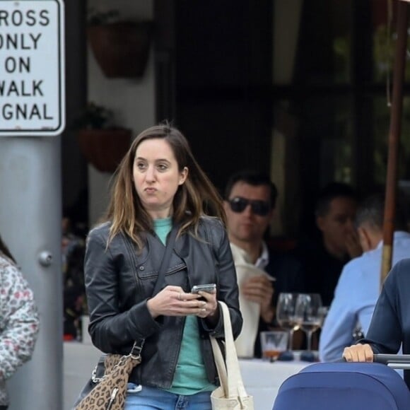 Eva Longoria promène son fils Santiago dans les rues de Los Angeles, le 1er février 2019.