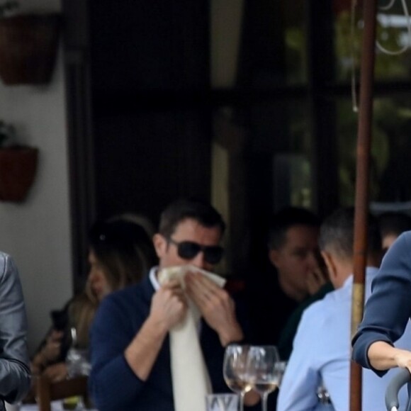 Eva Longoria promène son fils Santiago dans les rues de Los Angeles, le 1er février 2019.