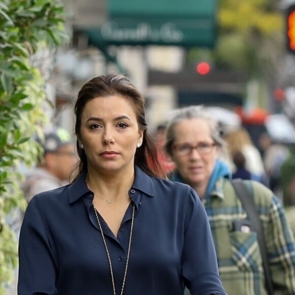 Eva Longoria promène son fils Santiago dans les rues de Los Angeles, le 1er février 2019.