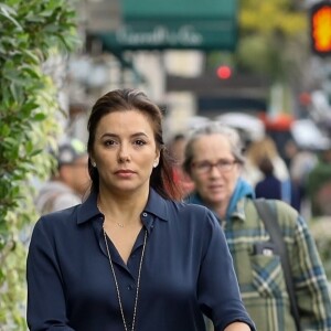 Eva Longoria promène son fils Santiago dans les rues de Los Angeles, le 1er février 2019.