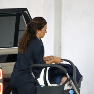 Eva Longoria promène son fils Santiago dans les rues de Los Angeles, le 1er février 2019.