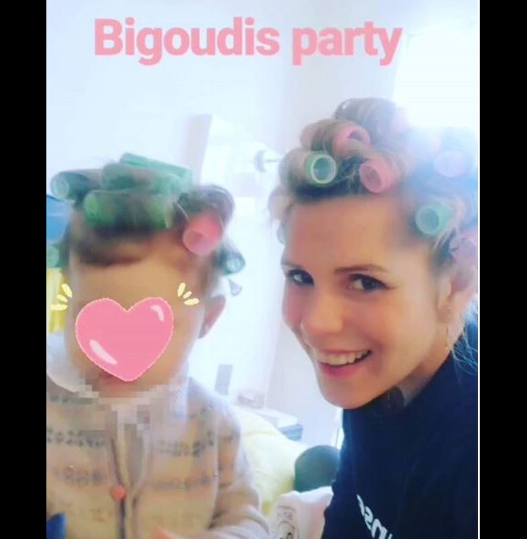 Laura Tenoudji porte des bigoudis avec sa fille Bianca. Instagram, le 3 février 2019.