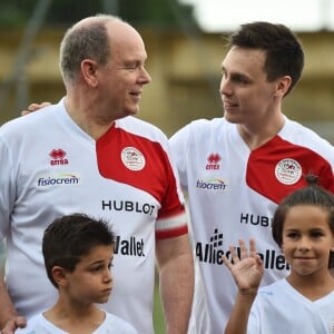 Louis Ducruet et son oncle le prince Albert II de Monaco le 22 mai 2018 lors du match caritatif entre l'AS Star Team for Children et l'Association mondiale des pilotes de F1 le 22 mai 2018 à Menton en marge du Grand Prix de Monaco. © Bruno Bebert/Bestimage