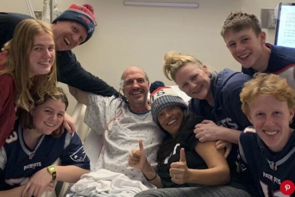 Sam Lloyd à l'hôpital, entouré de ses proches.