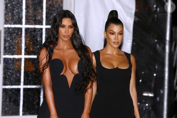 Kourtney Kardashian, Kim Kardashian arrivent à la 21ème édition du "amfAR Gala" au profit de la recherche contre le SIDA au Cipriani Wall Street à New York, le 6 février 2018. © Morgan Dessalles/Charles Guerin/Bestimage