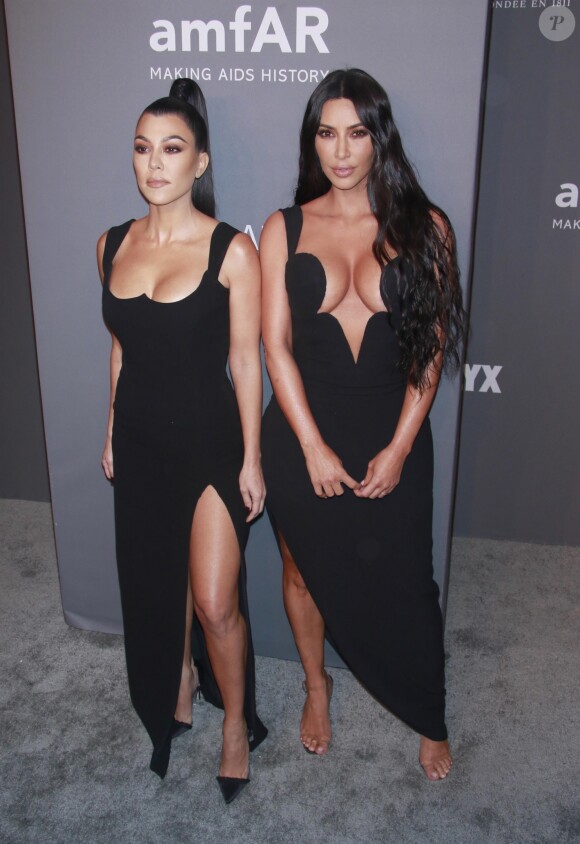 Kourtney Kardashian, Kim Kardashian au photocall de la 21ème édition du "amfAR Gala" au profit de la recherche contre le SIDA au Cipriani Wall Street à New York, le 6 février 2018.