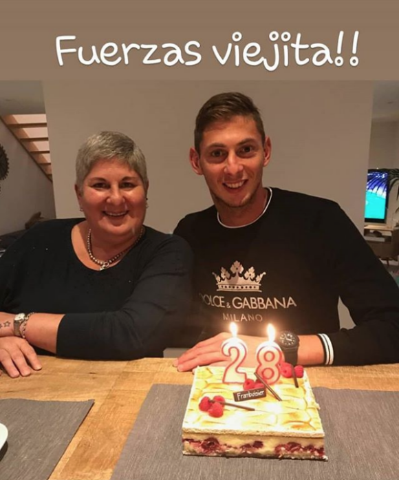 Emiliano Sala avec sa mère Mercedes lors de son 28e anniversaire, quelques mois avant sa disparition, photo Instagram de sa soeur Romina Sala.
