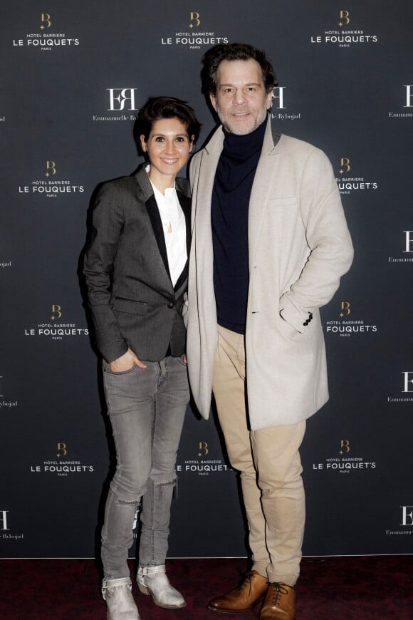 Semi Exclusif - Ronald Guintrange de BFM TV et son amie lors du vernissage de l'exposition de Emmanuelle Rybojad au Fouquet's à Paris le 7 février 2019.
