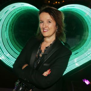 Anne Roumanoff lors du vernissage de l'exposition de Emmanuelle Rybojad au Fouquet's à Paris le 7 février 2019.