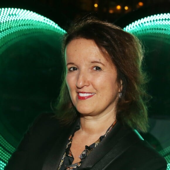 Anne Roumanoff lors du vernissage de l'exposition de Emmanuelle Rybojad au Fouquet's à Paris le 7 février 2019.