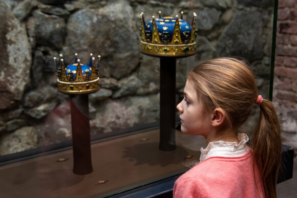 La princesse Estelle de Suède découvrait le 9 janvier 2019 le Trésor de la monarchie suédoise, au sous-sol du palais royal à Stockholm. © Henrik Garlöv / Cour royale de Suède
